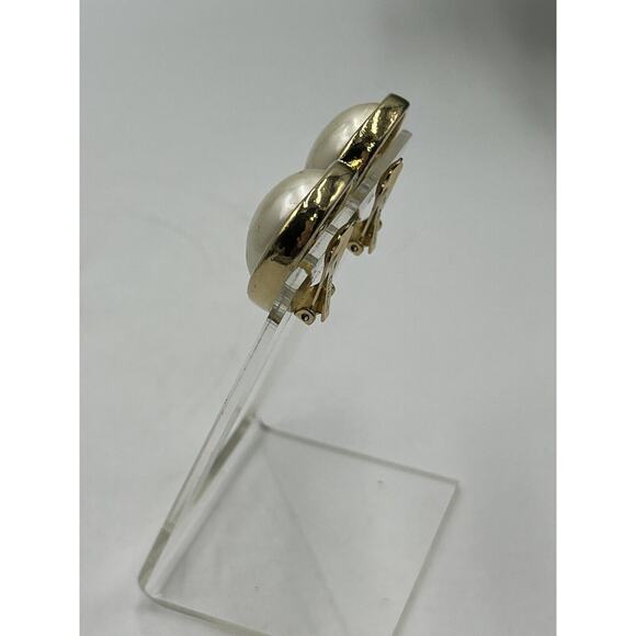 Christian Dior Vintage Gold Tone Oval Clip On Earrings Faux Pearl Cabochon - Picture 11 of 16